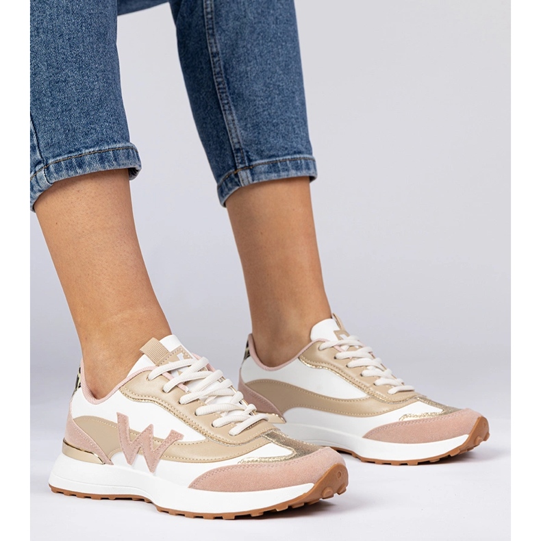 Adidași pentru femei albe și roz cu un accesoriu leopard 1