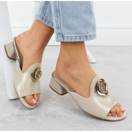 Papuci pe un bloc cu un ornament Varnished bege Jezzi 214 bej 1