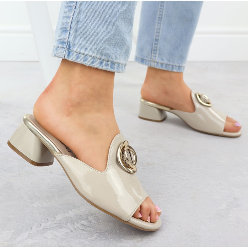 Papuci pe un bloc cu un ornament Varnished bege Jezzi 214 bej 2