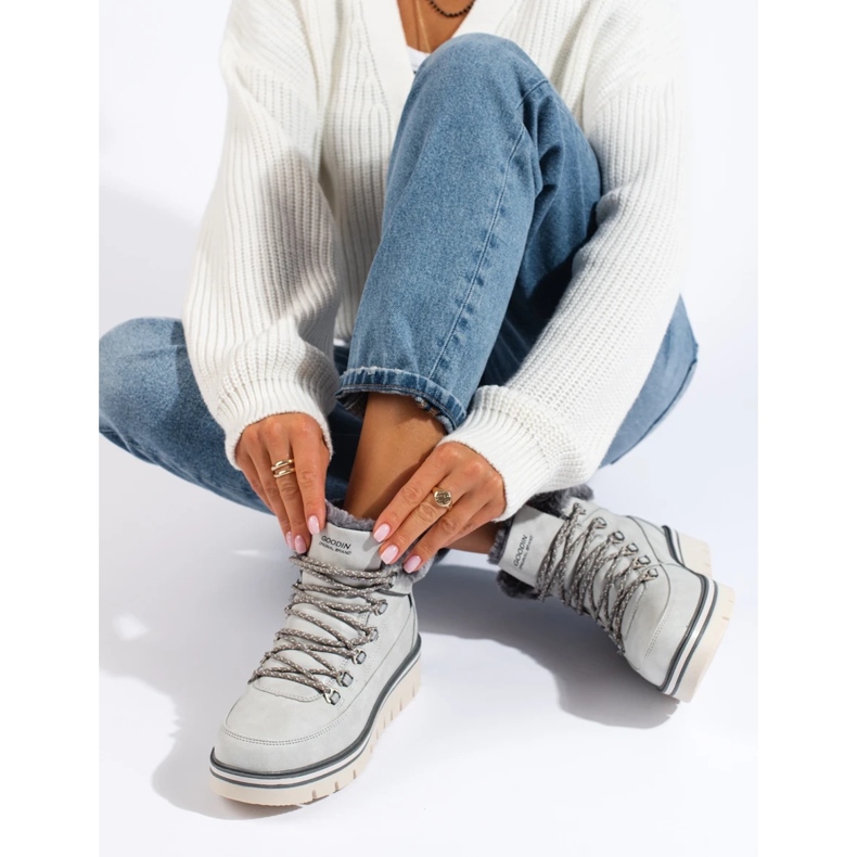 Căpători de femei pe platformă gri 2