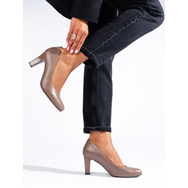 Pompe clasice cu toc bej închis de la Shelovet 1