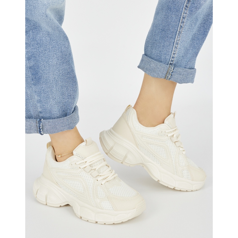 Adidași bej cu talpă groasă 1