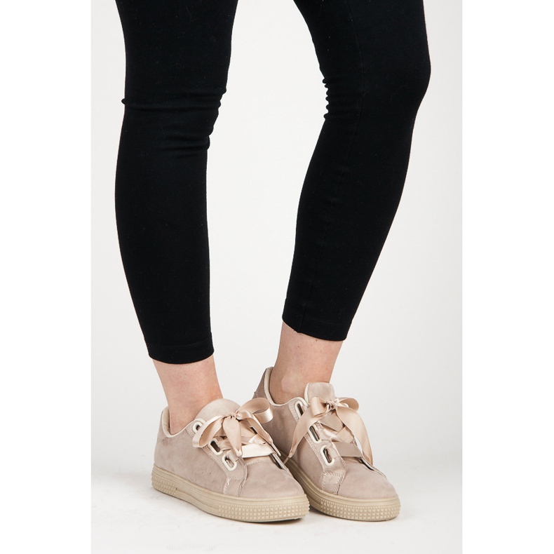 Tenisi din piele intoarsa legati cu o panglica maro 2 Tenisi din piele intoarsa legati cu o panglica maro 2