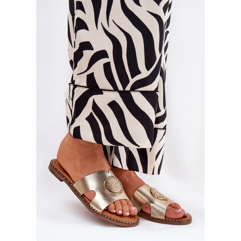 Flip -flops pentru femei cu un detaliu de aur decorativ 1 Flip -flops pentru femei cu un detaliu de aur decorativ 1