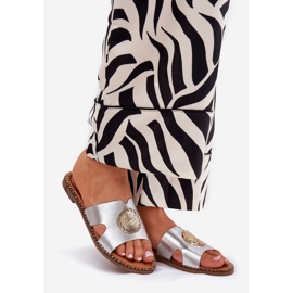 Flip -flops pentru femei cu un detaliu decorativ de argint gri 1