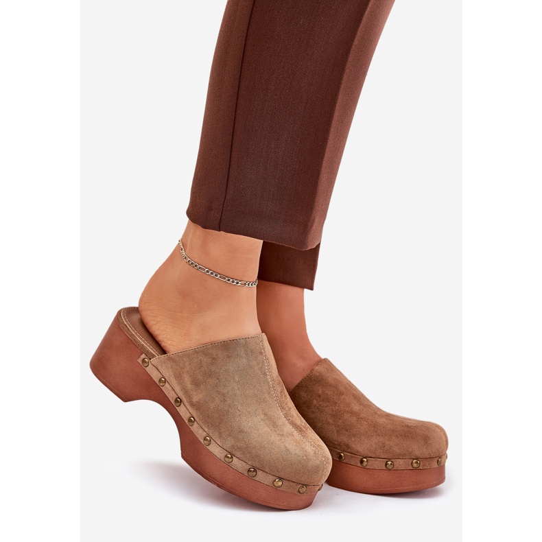 Înglobează flip -flop -uri pentru femei cu știfturi din piele de cămară maro 1