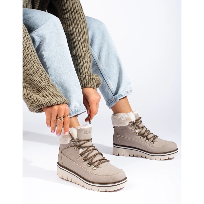 Căpători de femei pe platformă bej 1