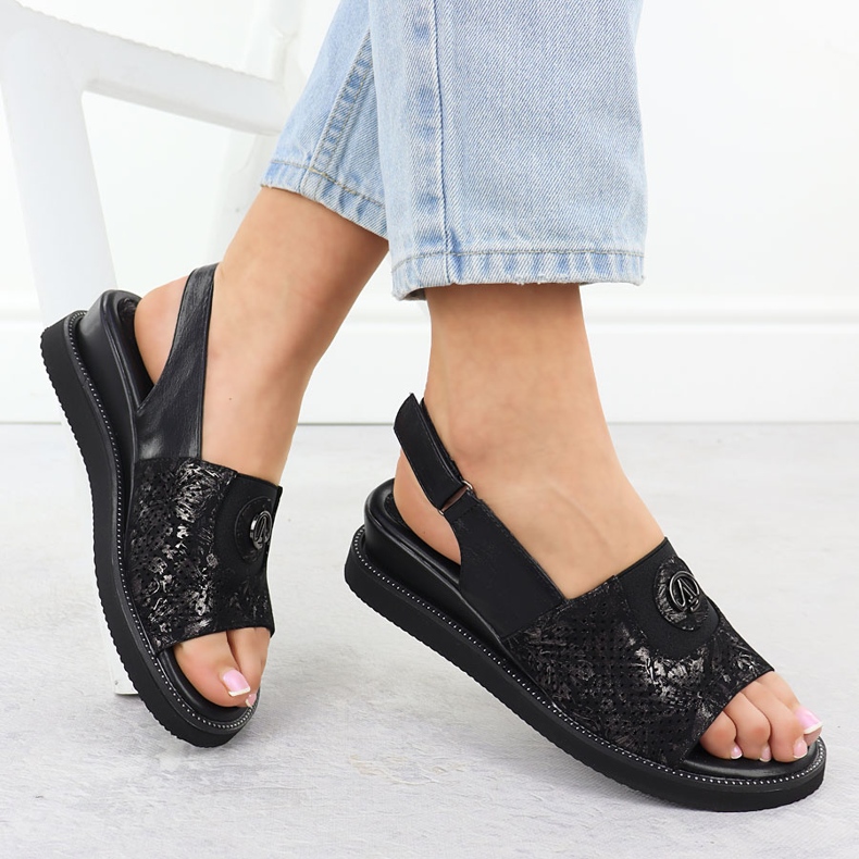 Sandale pentru femei pe o platformă cu cauciuc negru Jezzi RMR2267-2 1