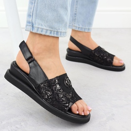 Sandale pentru femei pe o platformă cu cauciuc negru Jezzi RMR2267-2 2