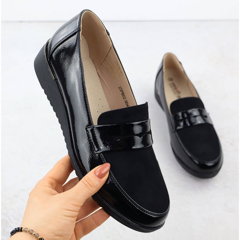 Pantofii pentru femei lăcuiți la o platformă neagră unisoft 9040 negru 1