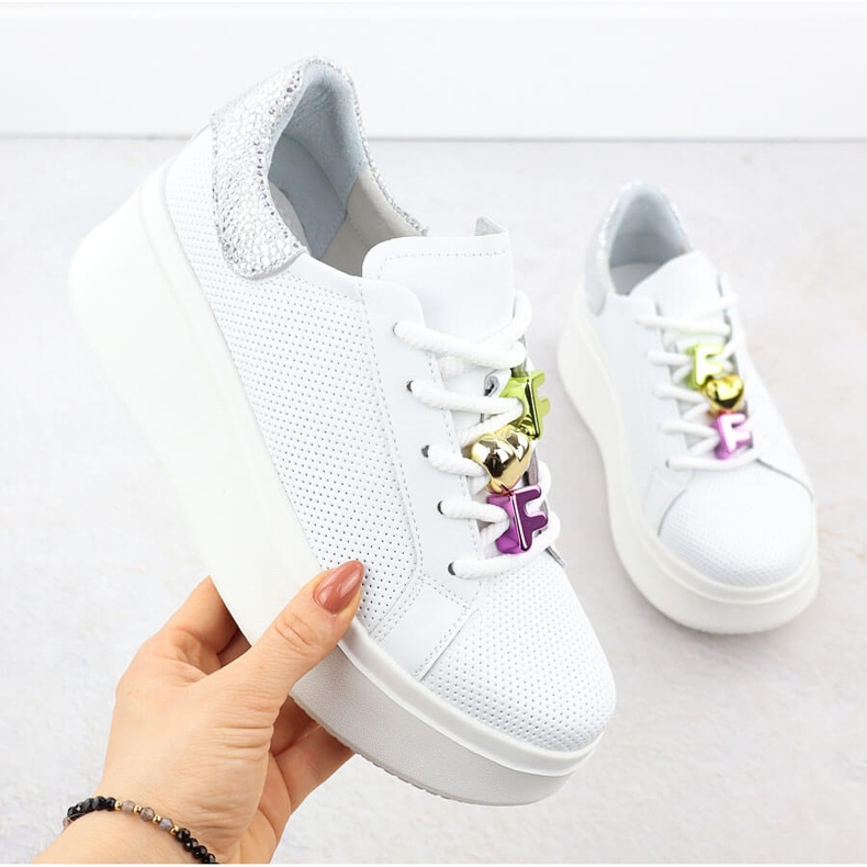 Pantofi din piele pe o talpă perforată groasă Filippo DP6793 alb 1