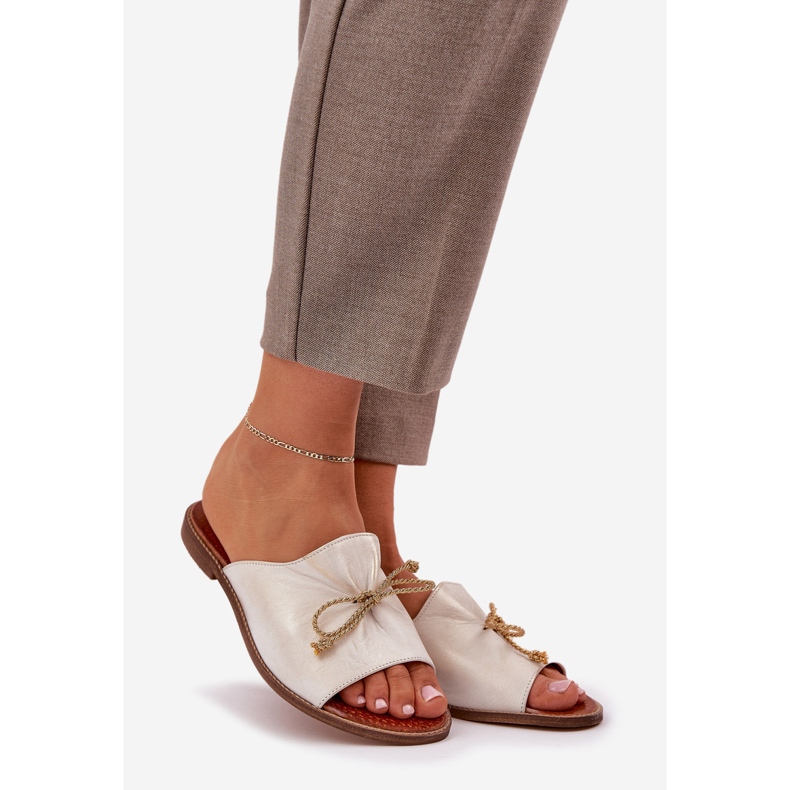 FLOP -uri elegante din piele cu un arc Lewski 3572 Zloty șters de aur 1 FLOP -uri elegante din piele cu un arc Lewski 3572 Zloty șters de aur 1