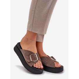 Flip -uri din piele de căprioară pentru femei cu o cataramă pe platforma Brown Zazoo 3019 maro 1 Flip -uri din piele de căprioară pentru femei cu o cataramă pe platforma Brown Zazoo 3019 maro 1
