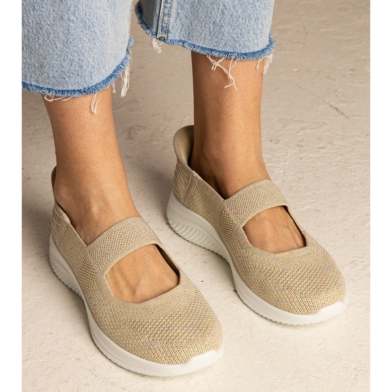 Adidași pentru femei bej pe o talpă presată 1