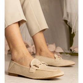 Plăcile deschise pentru femei bej cu ornament 1 Plăcile deschise pentru femei bej cu ornament 1