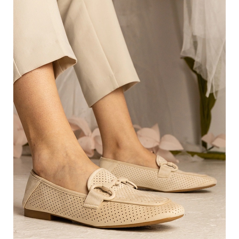 Plăcile deschise pentru femei bej cu ornament 1 Plăcile deschise pentru femei bej cu ornament 1