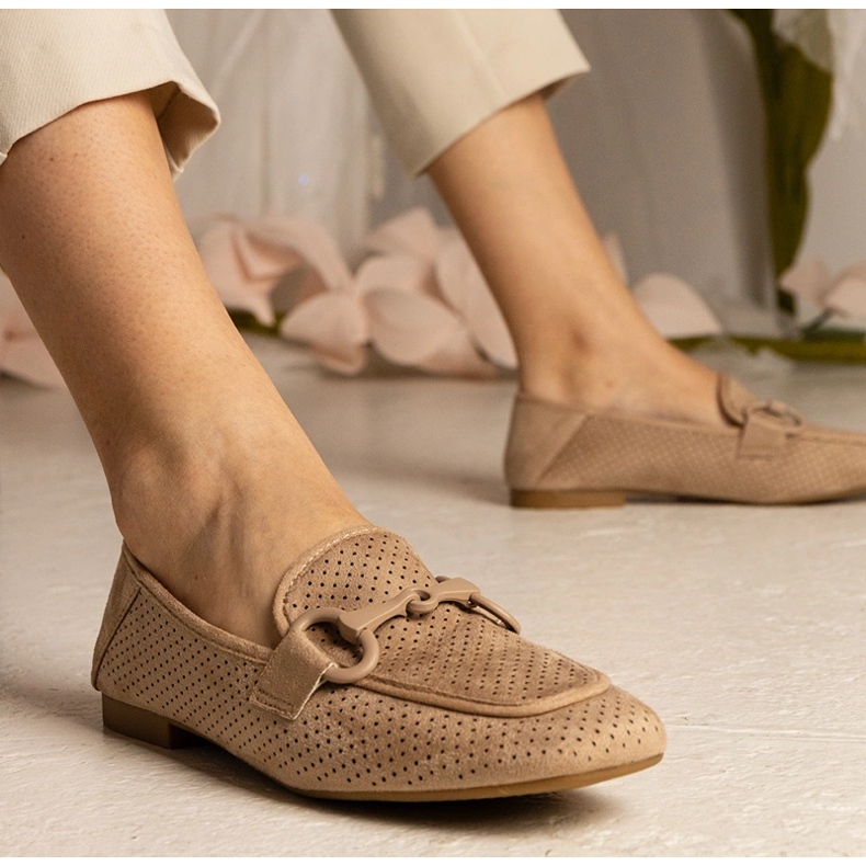 Plăcile deschise pentru femei cu un ornament cu un ornament maro 1 Plăcile deschise pentru femei cu un ornament cu un ornament maro 1