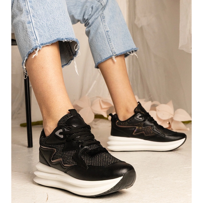 Adidași negri cu un element holografic negru 2