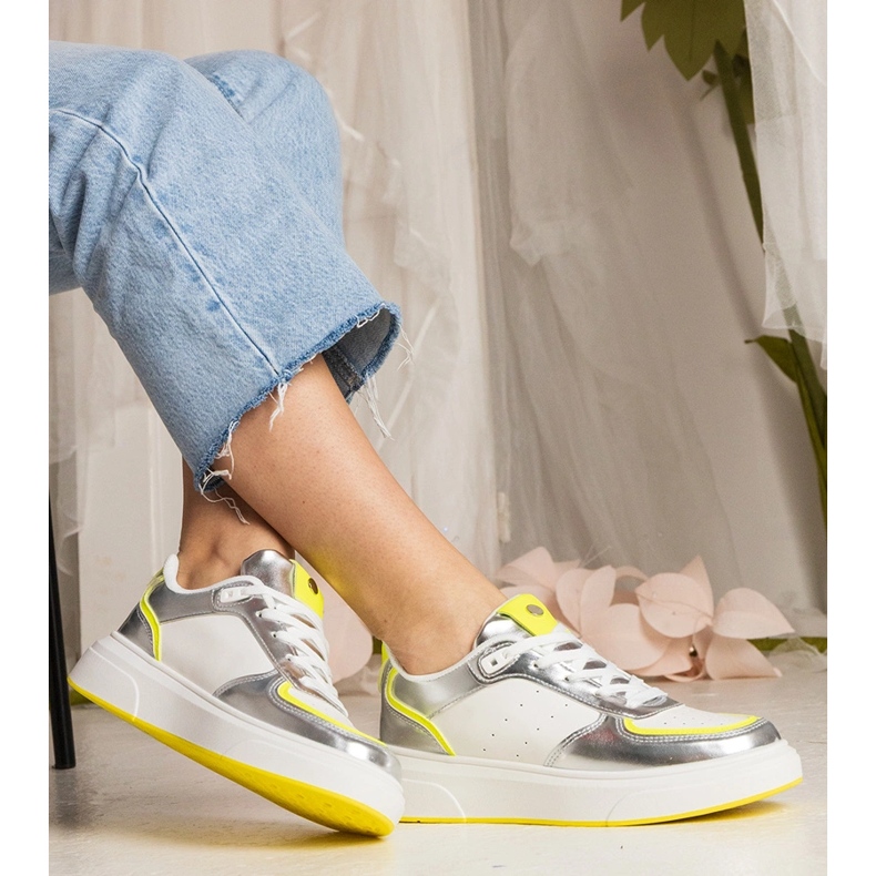 Adidași pentru femei din argint cu accesoriu de neon 2