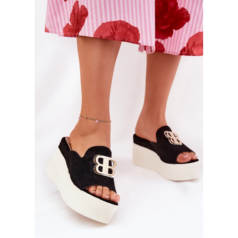 Papuci pe platformă și pene cu un decor negru 2