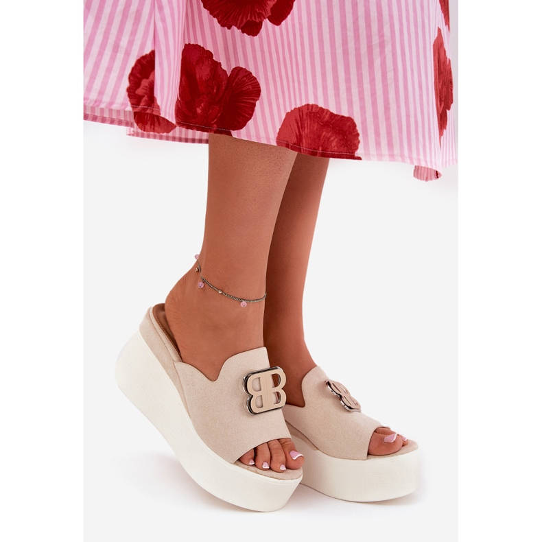 Papuci pe platformă și pene cu ornament bej 2