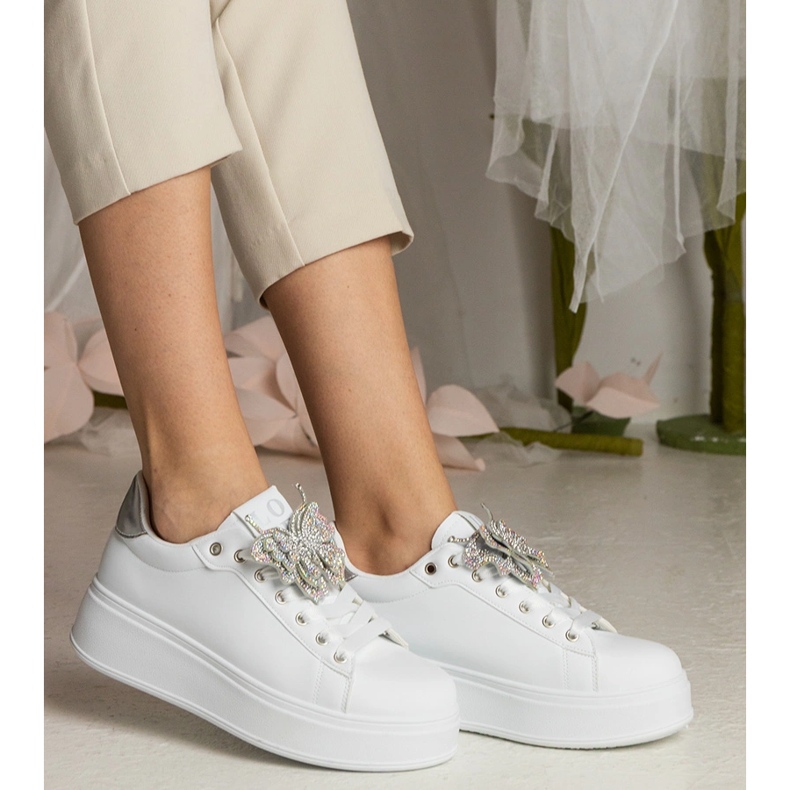 Adidași albi și argintii decorați cu un fluture cu zircoane 2