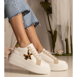 Adidaje albe și bej decorate cu sclipici și stea 1