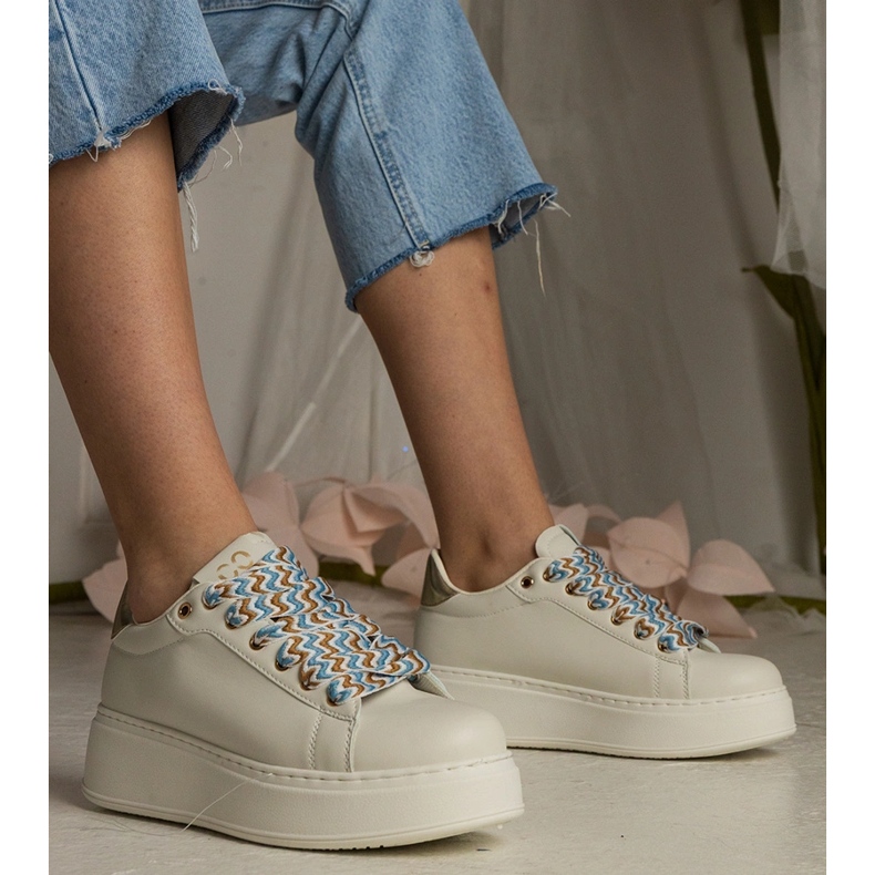 Adidași pentru femei bej cu dantelă masivă 1