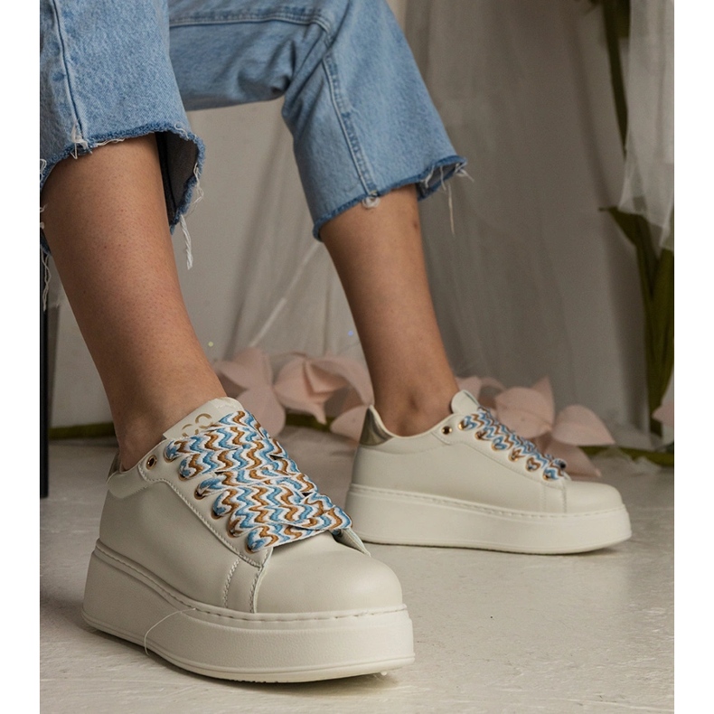 Adidași pentru femei bej cu dantelă masivă 2