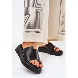 Flip -flops pentru femei pe platformă și pene joase cu un detaliu decorativ negru 2 Flip -flops pentru femei pe platformă și pene joase cu un detaliu decorativ negru 2