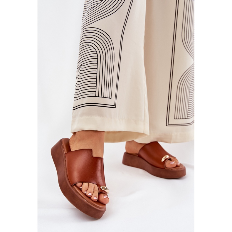 Flip -flops pentru femei pe platformă și pană joasă cu un detaliu decorativ cu cămile maro 2