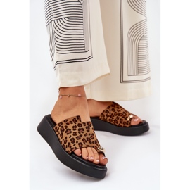 Flip -flops pentru femei pe platformă și pene joase cu detalii decorative leoparde maronii 2 Flip -flops pentru femei pe platformă și pene joase cu detalii decorative leoparde maronii 2