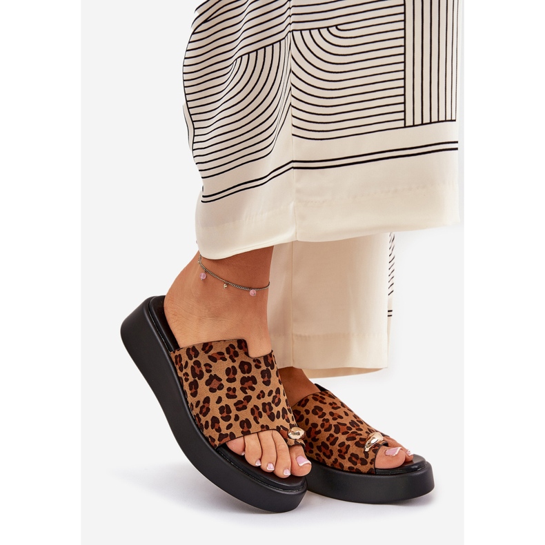 Flip -flops pentru femei pe platformă și pene joase cu detalii decorative leoparde maronii 1 Flip -flops pentru femei pe platformă și pene joase cu detalii decorative leoparde maronii 1