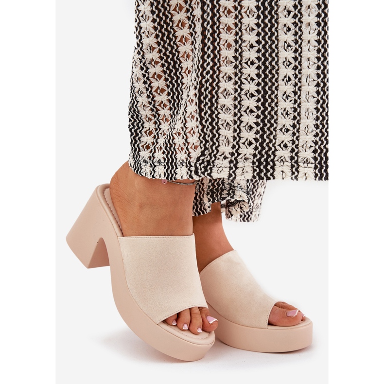 Papuci pentru femei pe postare și platformă bej 1