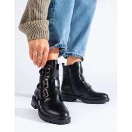 Genti izolate cu catarame negru 2