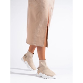 Adidași la modă, cu șosete bej 1