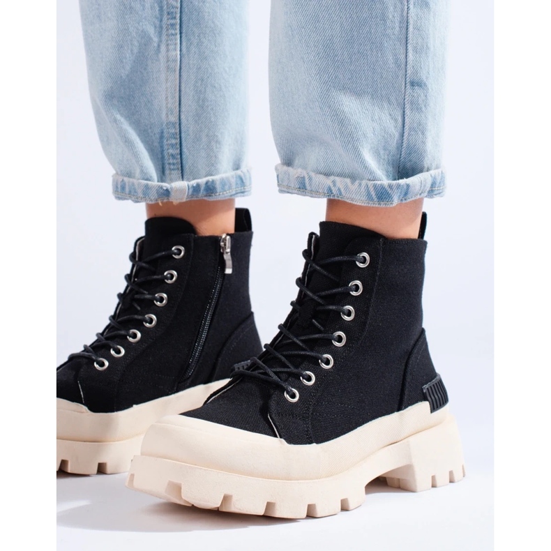 Capcani pe platforma S. Barski negru 1