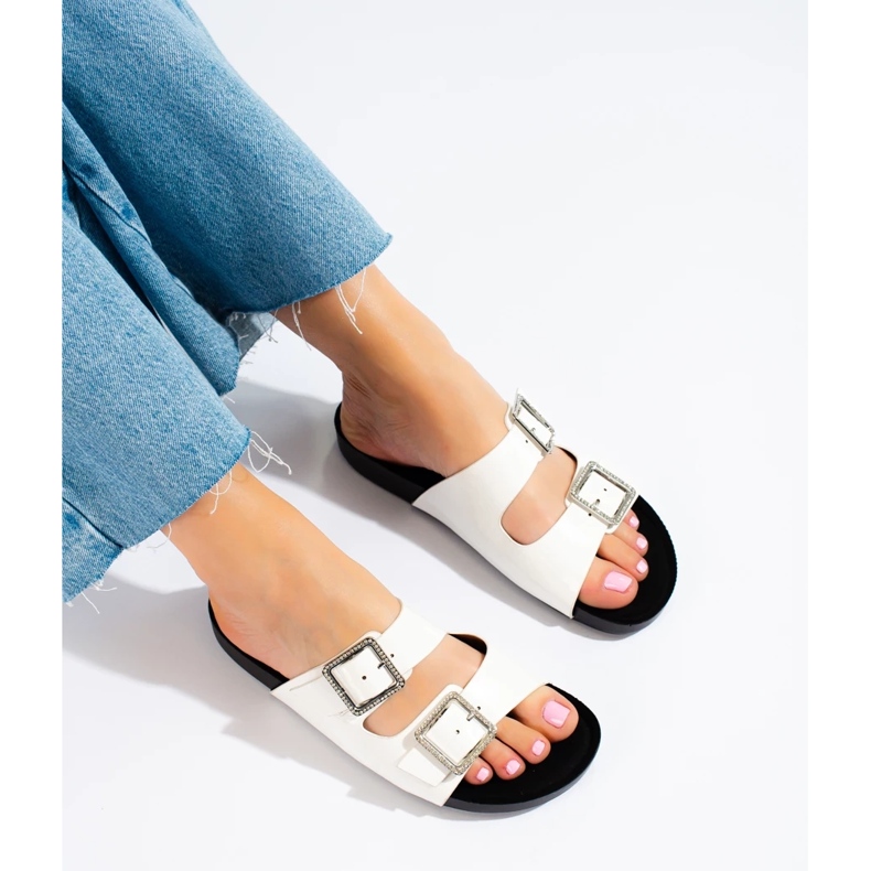 Goodin Papuci albi cu catarame decorative 1