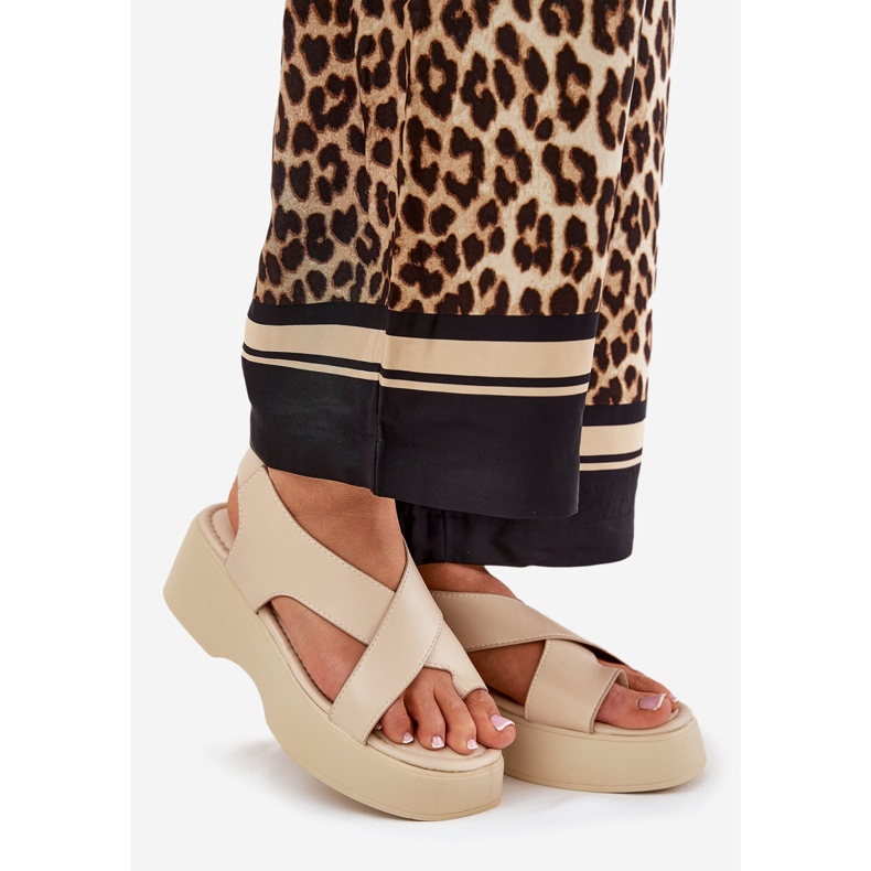 Sandale pentru femei pe platformă și un bej din piele Eco Eco 1