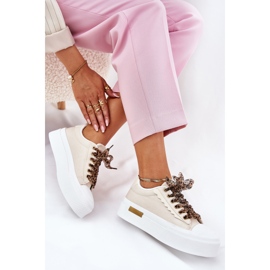 Adidași pentru femei pe o platformă masivă cu bej decorativ de dacing 1