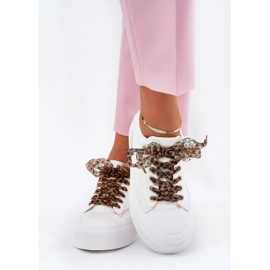 Adidașii pentru femei pe o platformă masivă cu alb decorativ de alb 1