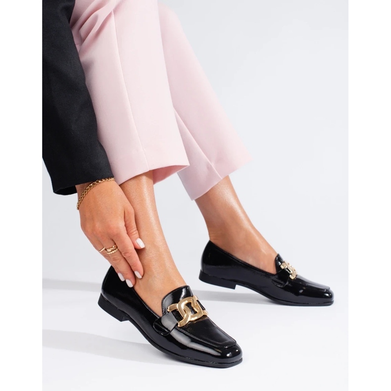 Pantofi de dama negri lacuiti cu lant Shelovet negru 1