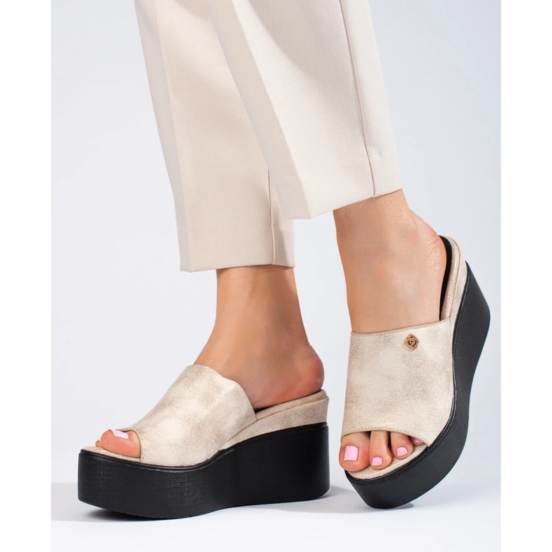 Flip -flops metalice pe o pană înaltă auriu de aur 1