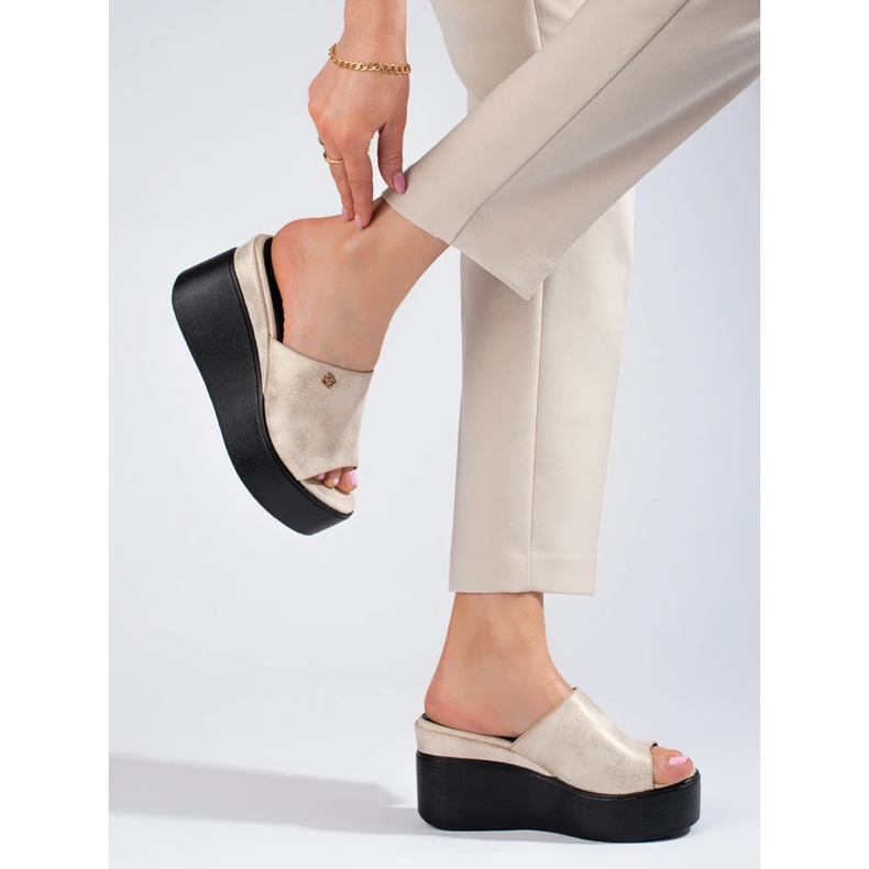 Flip -flops metalice pe o pană înaltă auriu de aur 2