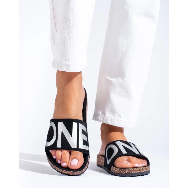 Șlapi negri cu inscripții argintii pe șapcă de la Shelovet negru 2