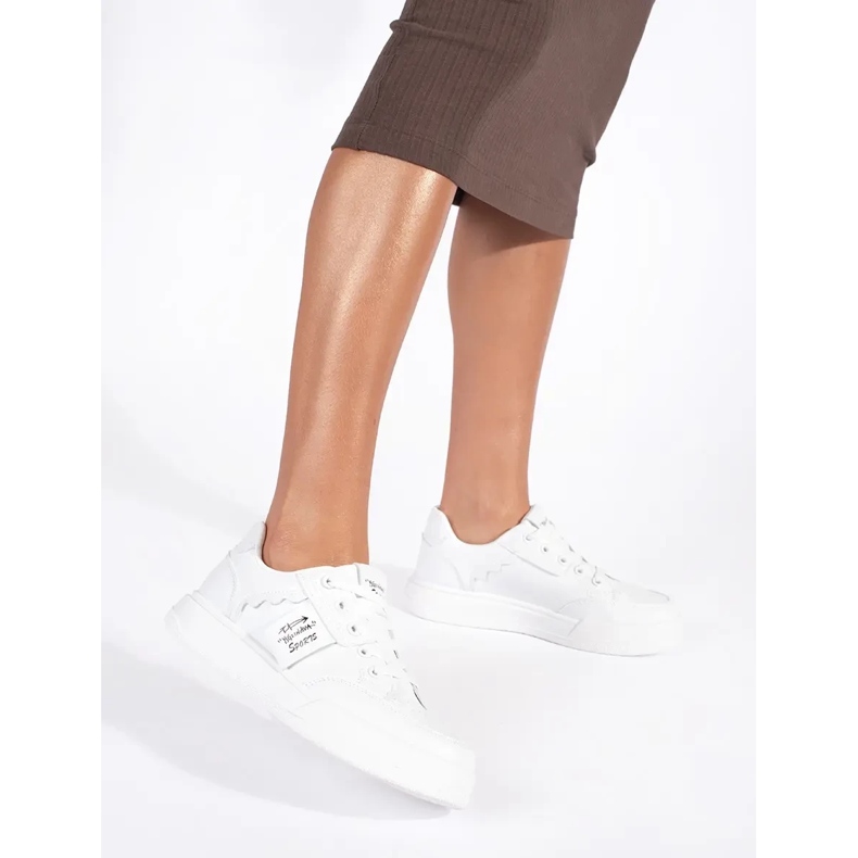 Tenisi albi pe platformă 2