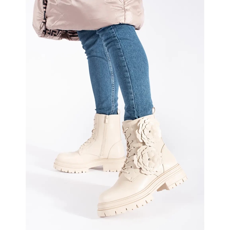 Seastar Muncitoare de femei izolate în bej 1