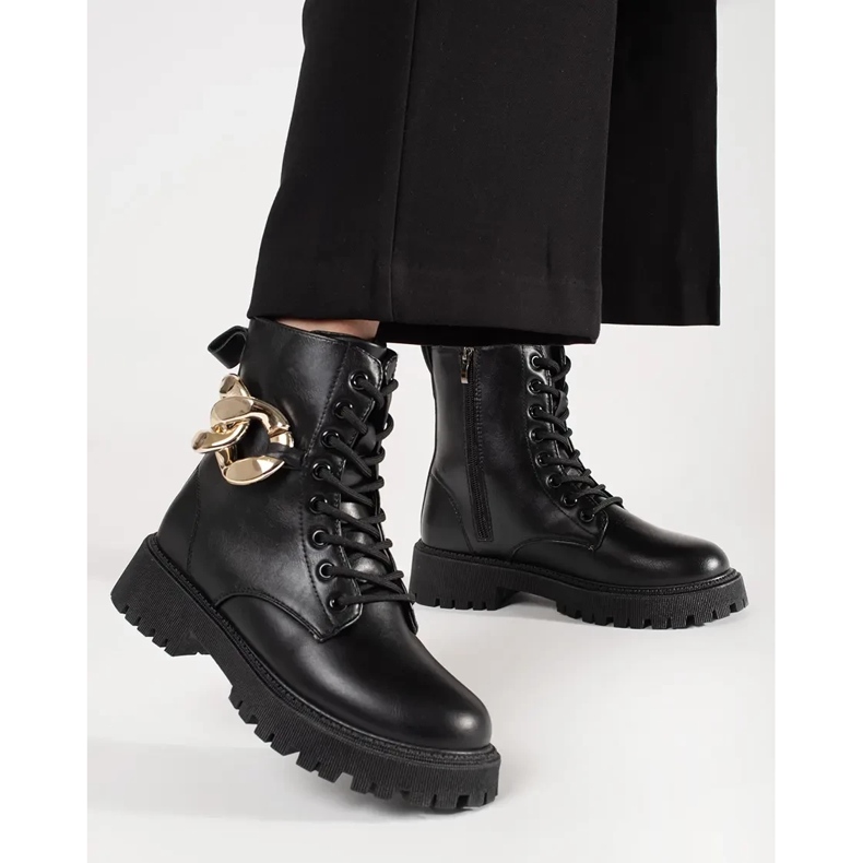 Muncitori negri cu un lanț de aur negru 1