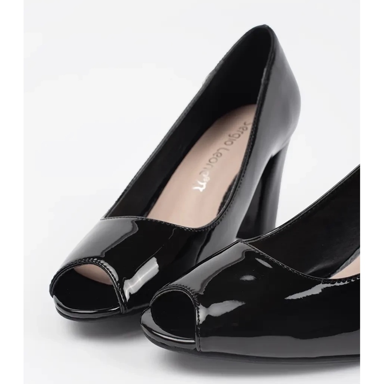 Pompe negre vopsite pe postul Sergio Leone negru 1