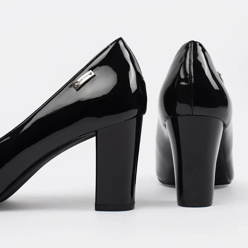 Pompe negre vopsite pe postul Sergio Leone negru 2